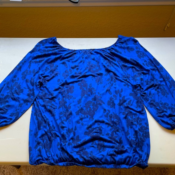 Old Navy Blue and Black Floral Scoop Neck Top - Picture 7 of 9